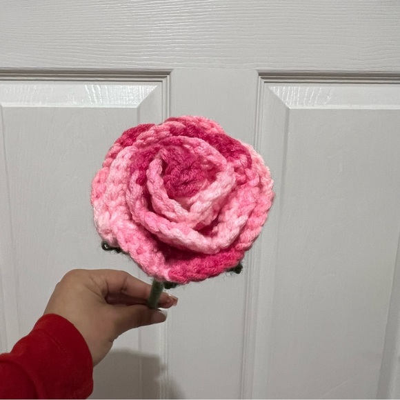 🌸 Handmade Crochet Pink Ombré Rose w/ Stem - Picture 2 of 2